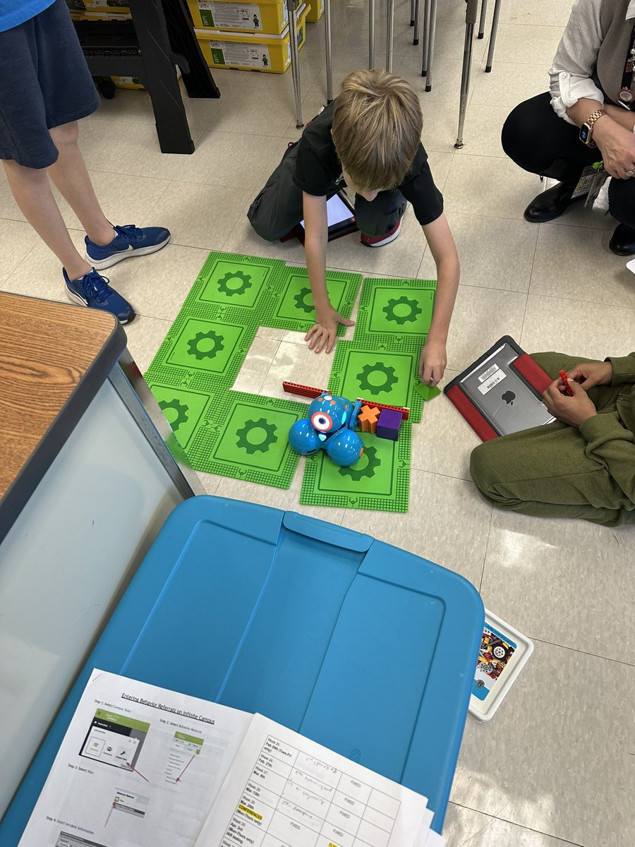 SarahDowdy1's tweet photo. Love working with the third graders and seeing how innovative they can be @SarahDowdy1 @WonderWorkshop @Lines220 @Lines_Principal #webelong220 #linesdoesitwrite https://t.co/LQbaNkOYQl