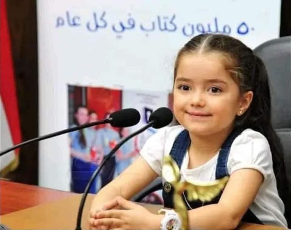 كيف استطاعت الام أن تخدع هذه الطفلة البريئة وان تجعلها تمجد قاتل والدها.. صدق الله في قوله "إن كيدهن عظيم".
تخيلوا ياسادة هذه صورة والد الطفلة #شام استشهد بقصف لنظام الأسد على غربي حلب.. واليوم تخرج الفتاة تهلل لقاتل ابيها والسبب خيانة الأمانة من قبل امها.. اي عار هذا