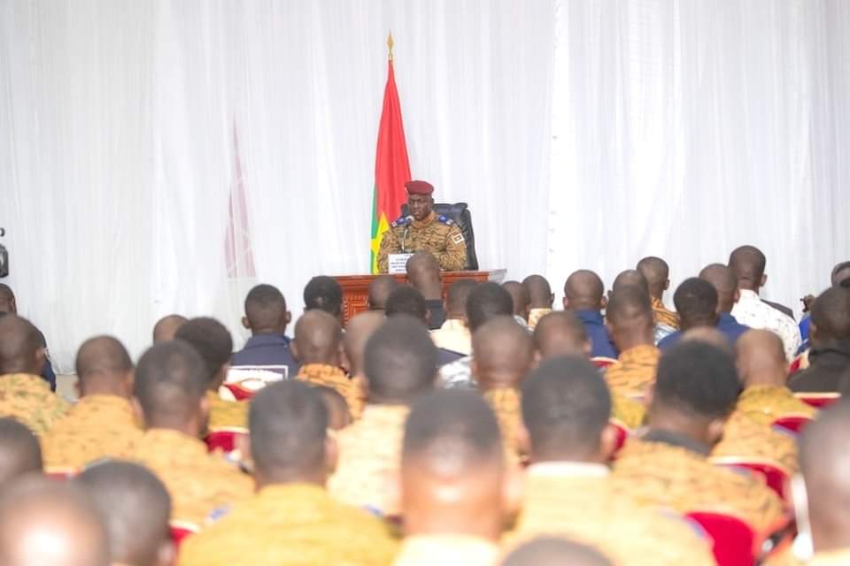Dsiribie's tweet photo. #Burkina | Le Cpt #Traoré a échangé ce jeudi, avec toutes les composantes des #FDS, venus de toutes les garnisons du pays. Il a insisté sur la nécessité de collaborer avec les #VDP, composante essentielle de la #FORSAT, Force spéciale anti-terroriste.
📸@presidencebf
#lwili https://t.co/10s7gwasnP