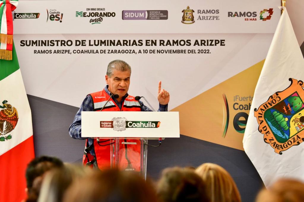 mrikelme's tweet photo. En equipo estamos dando resultados, por parte del @GobDeCoahuila se colocaron 320 luminarias en la calzada "Salto del agua", lo que representó una inversión de 15.7 millones de pesos. Y a estas se suman 3 mil luminarias entregadas por el ayuntamiento con una inversión de 12 mdp. https://t.co/UMt8SaYEiB