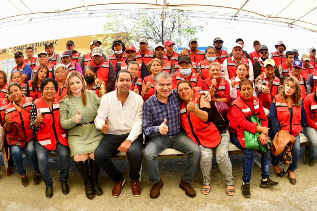 En equipo estamos dando resultados, por parte del <a href="/GobDeCoahuila/">Gobierno de Coahuila</a> se colocaron 320 luminarias en la calzada "Salto del agua", lo que representó una inversión de 15.7 millones de pesos. Y a estas se suman 3 mil luminarias entregadas por el ayuntamiento con una inversión de 12 mdp.