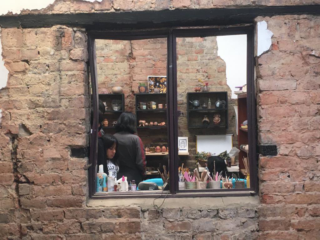 Educacionbogota's tweet photo. 🖌️ Estudiantes del colegio Ricaurte y el colectivo #ColorsCrew 🎨de #ArteDistritoRicaurte trabajaron en red desde el #ProgramaECO un taller en📍Casa Quemada.
Un intercambio de obras artísticas y procesos de creación, retos, oportunidades y herramientas.
¡En red lo hacemos mejor! https://t.co/fbophUq0n0