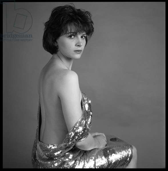 binochedaily's tweet photo. Juliette Binoche photographed in Cannes, 1985. 

📸 : Laurence Sudre https://t.co/TeRRi6HDZU