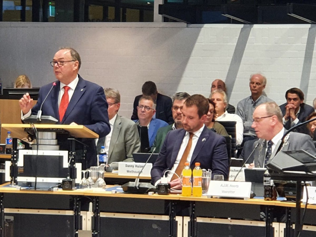 <a href="/HenkvandeWeerd/">HenkvandeWeerd</a> heeft een motie ingediend samen met <a href="/CDA_Apeldoorn/">CDA Apeldoorn</a> en <a href="/CUApeldoorn/">ChristenUnie Apeldoorn</a>. De strekking van de motie is dat er extra hulpverlening moet worden ingezet om de negatieve gevolgen van vechtscheidingen voor kinderen te beperken. De motie is aangenomen met 23 stemmen voor!