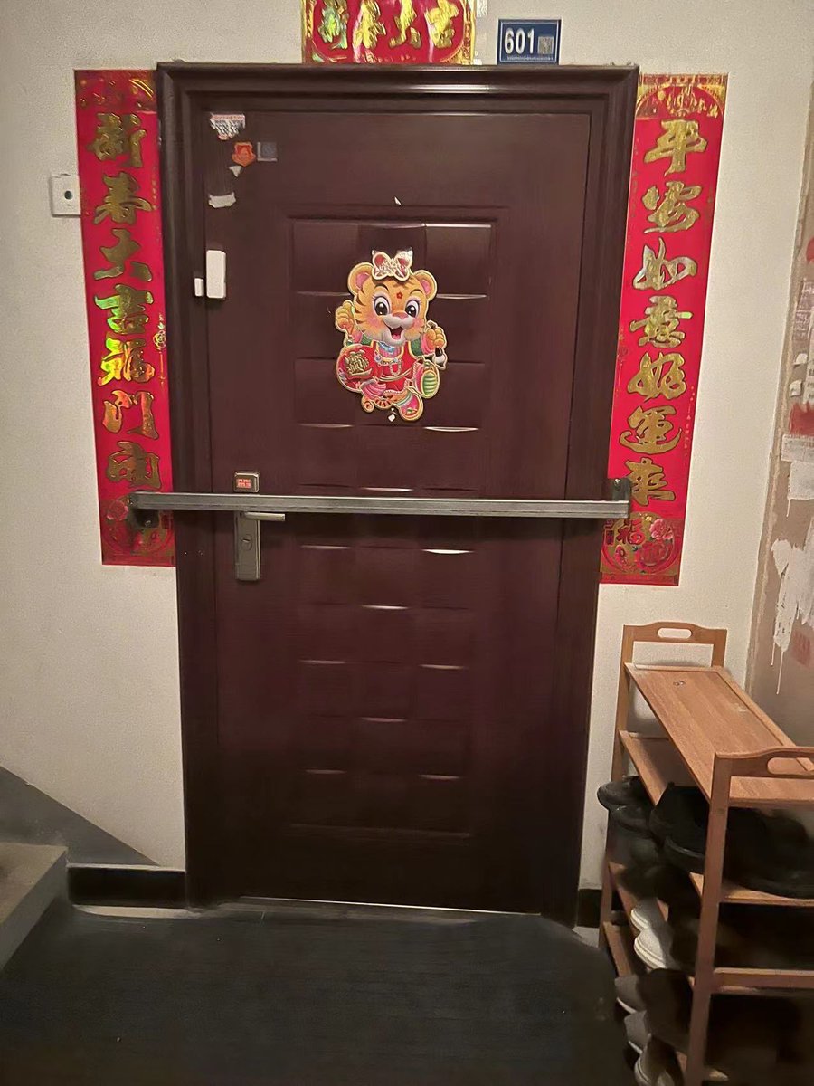 fangshimin's tweet photo. 所以有火灾只能跳楼。【武汉盘龙城日月山水小区又出现用钢条封门的情况，请方老师关注一下。】 https://t.co/8vaasAV4yu