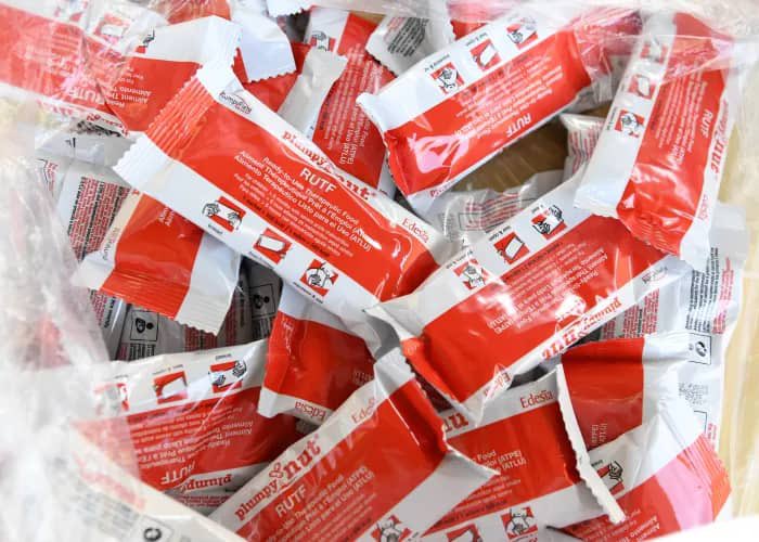 #Cecinestpasduchocolat. C’est un Aliment thérapeutique exclusivement utilisé pour le traitement de la Malnutrition aiguë sévère. Le plumpy nut n’est pas du chocolat ou des friandises que l’on paie pour manger par plaisir.