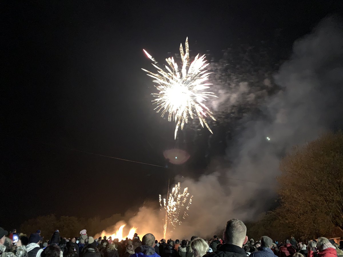 JordT94's tweet photo. Baby your a firework 🧨🎇🎆

#BonfireNight #bonfire #November2022 #aboutlastweekend https://t.co/vuIVLNwdjR