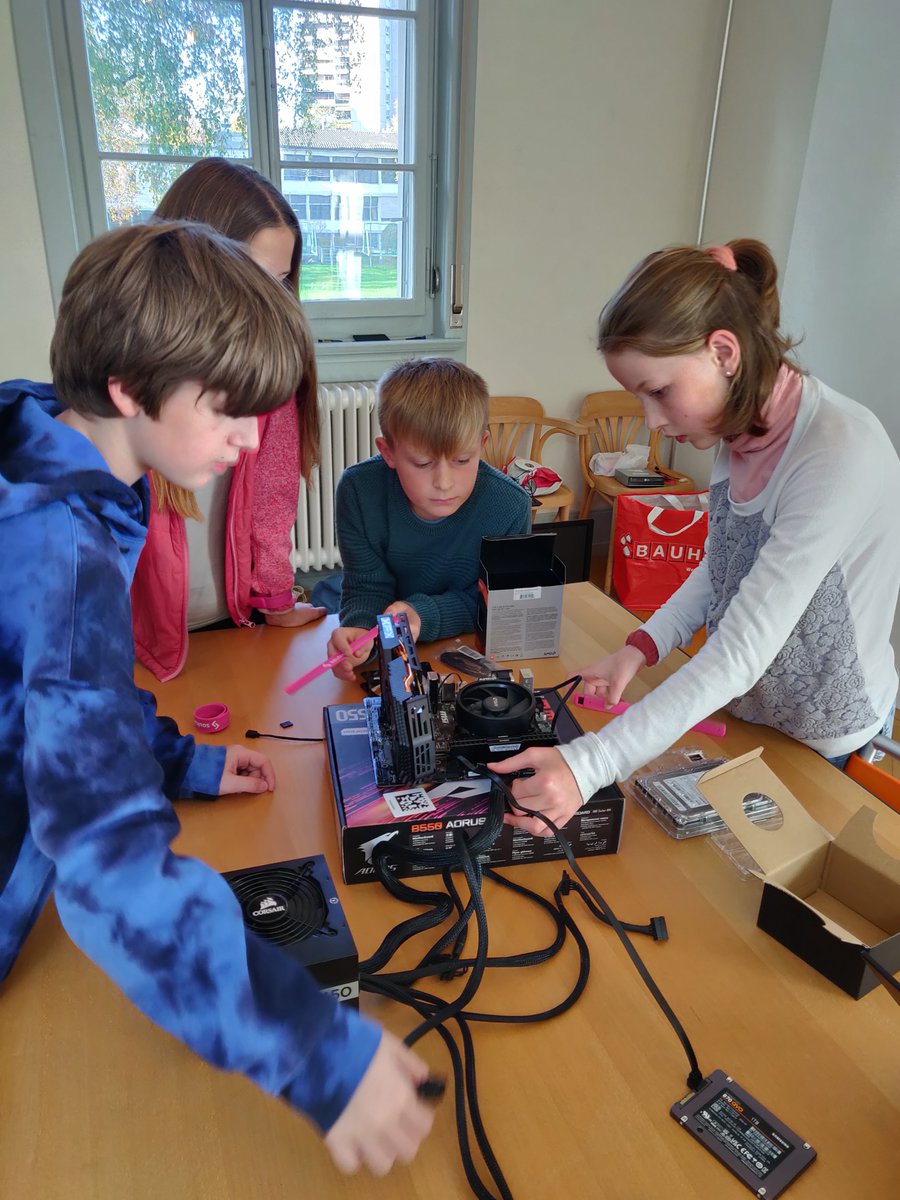 SoulcodeAgency's tweet image. You know it&apos;s 2022 when you welcome kids for the #Zukunftstag and they are all familiar with the visual programming language #Scratch.

We had fun from Scratch to a custom built PC and 🍕 in-between! 🎉 😁