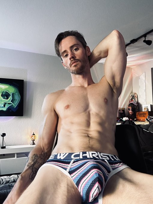 I wonder what I&rsquo;m gonna get for Christmas&hellip;🎁 https://t.co/Gg0ZW4J8wo