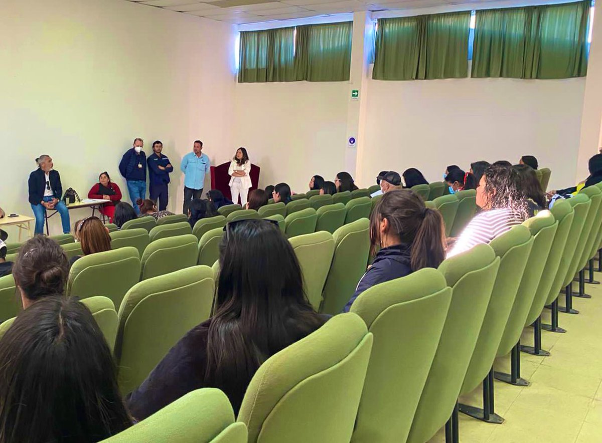 DPPHuasco's tweet photo. DPP Huasco @RodrigoLoyolaM se reúne con beneficiarios del Comité Mi Futuro Hogar de Vallenar para agilizar los trámites finales de la construcción del Conjunto habitacional Olivar Oriente y cumplan con su anhelo tras un largo proceso. Avanzamos! https://t.co/wShBsfSytn
