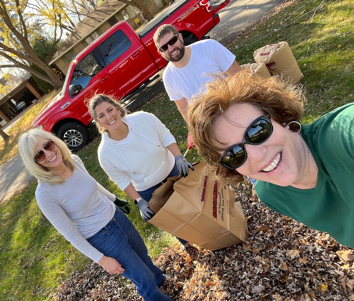 TrueBlueFinUSA's tweet image. Rolling up our sleeves on this gorgeous fall day to help our community! #rakeadifference Thanks for organizing United Way!