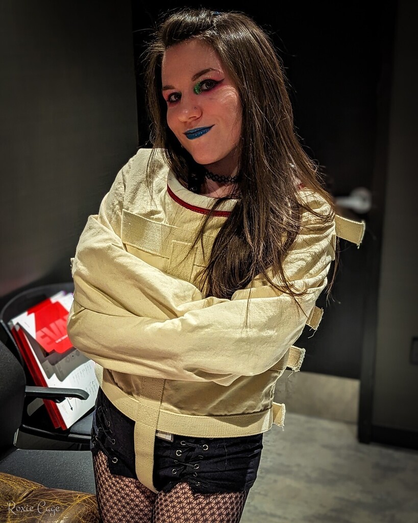 RoxieCage's tweet photo. November's barely started and already the holiday music's driving me batty
.
#performer #sideshow #sideshowperformer #sideshowfreaks #freakshow #oddities #oddityperformer #canadiangirl #canadianperformer #torontoperformer #circus #circuslife #stuntperfor… https://t.co/sXdKjlzPRT https://t.co/fbO3jmpDGU