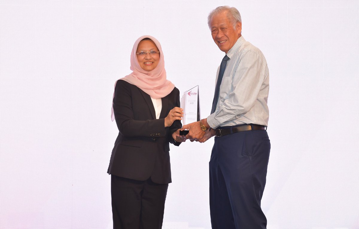 Ng_Eng_Hen's tweet image. Singapore is fortunate that we have strong support for Total Defence from individuals and corporations. I congratulated 170 recipients on their Total Defence Awards. Their commitment and life examples ensure Singapore’s continued stability and progress.

#WeAreTotalDefence