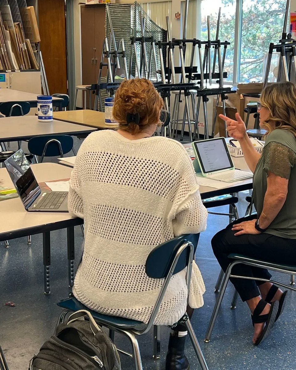 NtlPortfolioDay's tweet photo. A BIG thank you to all of the #teachers out there putting in the extra hours for their students! Here you can see @northcolonieart Advanced Studio teachers aiding students with #portfolioprep for both early action deadlines and #NationalPortfolioDay! 😍 https://t.co/J74aW1w20j