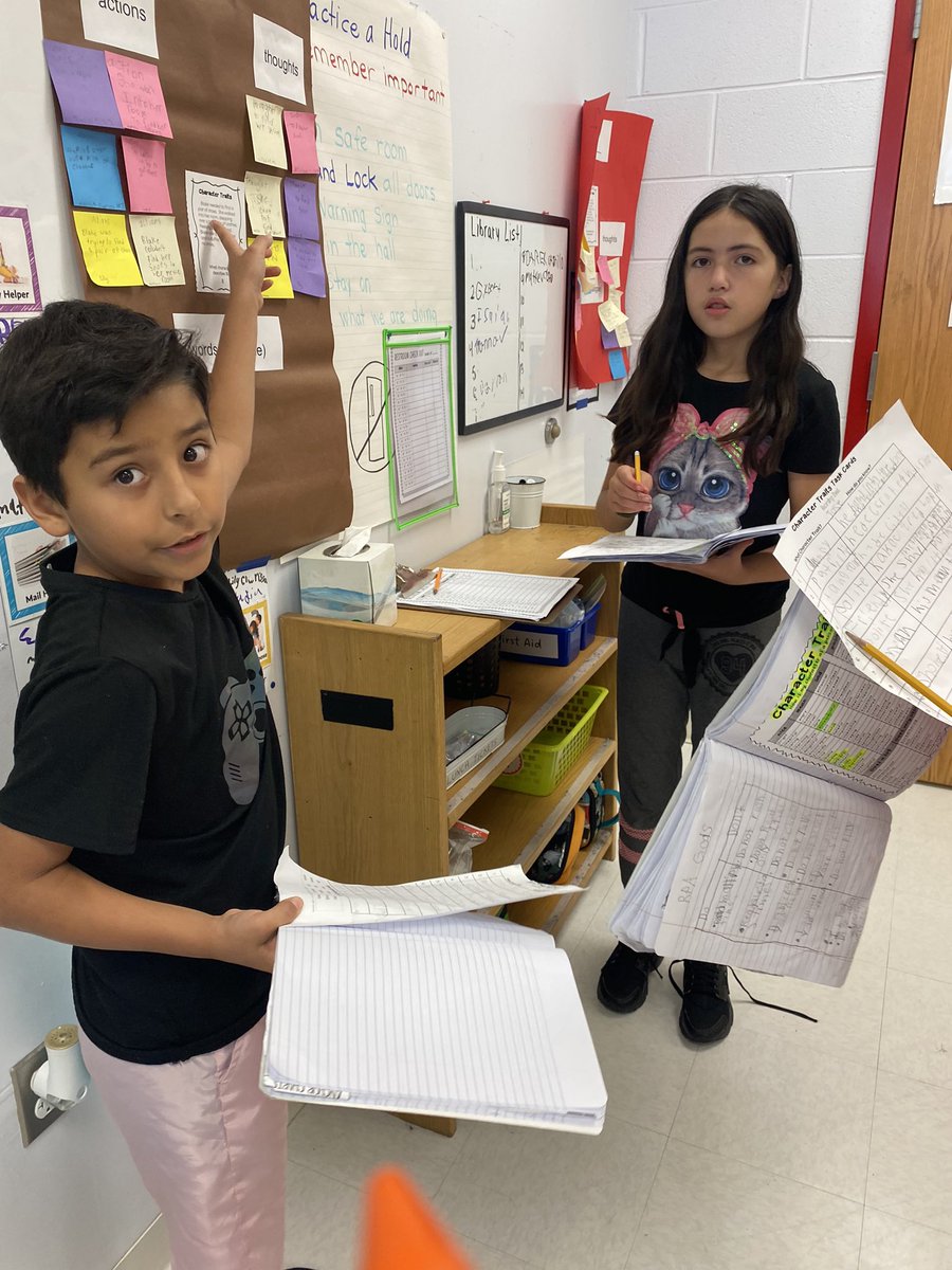 LauraCueva10's tweet photo. A BIG Shout Out to our amazing 4th grade teacher Ms. Azucena Rosales who weekly gets her students to participate in gallery walks!! Students have learned to dialogue with a purpose or how one student put it, “when you’re talking  in a group and stay on the topic” https://t.co/YitV2p8dgH