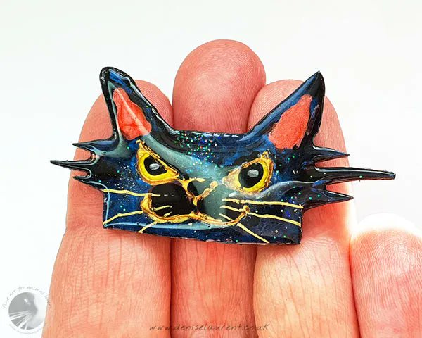 Spike - cat brooch with attitude :-D
buff.ly/3TiDXTI 
#catbrooch #giftsforher #catjewellery #handmade #handmadegifts #catgifts