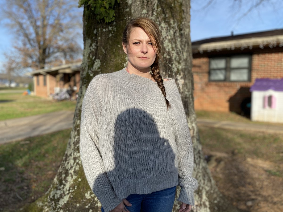 Four years ago, I met Brittany Smith in Jackson County, AL. She'd shot & killed a man she said had raped & assaulted her; Alabama was prosecuting her for murder. Today, the story of Brittany's Stand Your Ground case comes to @netflix. Here's a photo I took of her just after court