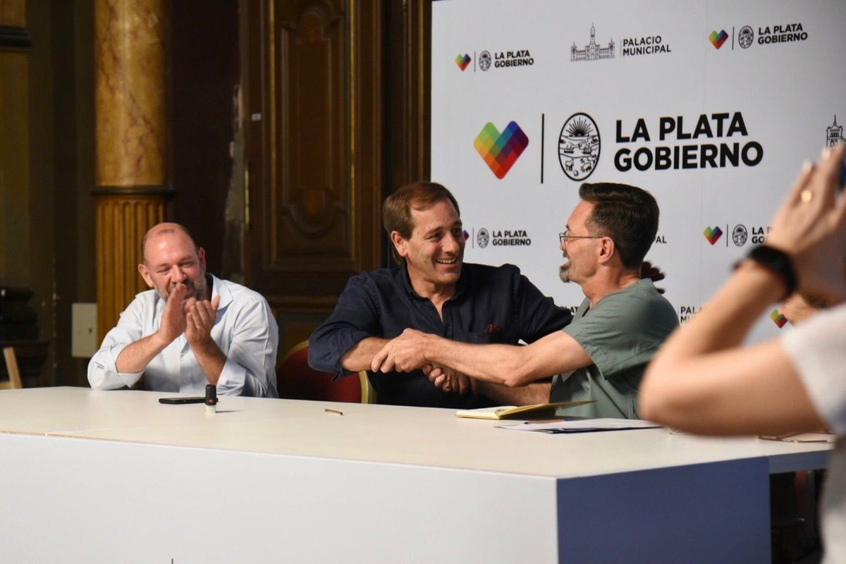JulioGarro's tweet photo. Hoy dimos un paso muy importante: firmamos un convenio con la @redpoliticaspub para implementar desde @LaPlataMLP el Programa de Equilibrio Poblacional Canino y Felino. Con políticas públicas gratuitas, masivas e inclusivas vamos a atender la sobrepoblación de perros y gatos. https://t.co/3TS8philua