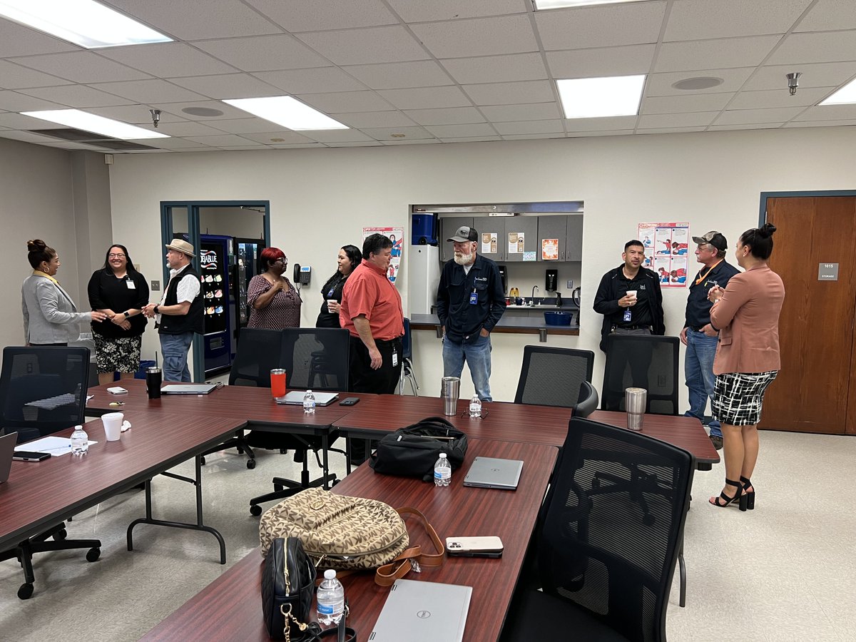Andre_L_Smith's tweet photo. Growing and learning with the @Irvingisd transportation department.  Thank you Katie for leading today’s learning.  @IrvingISDBus https://t.co/3NvdCFOq8j