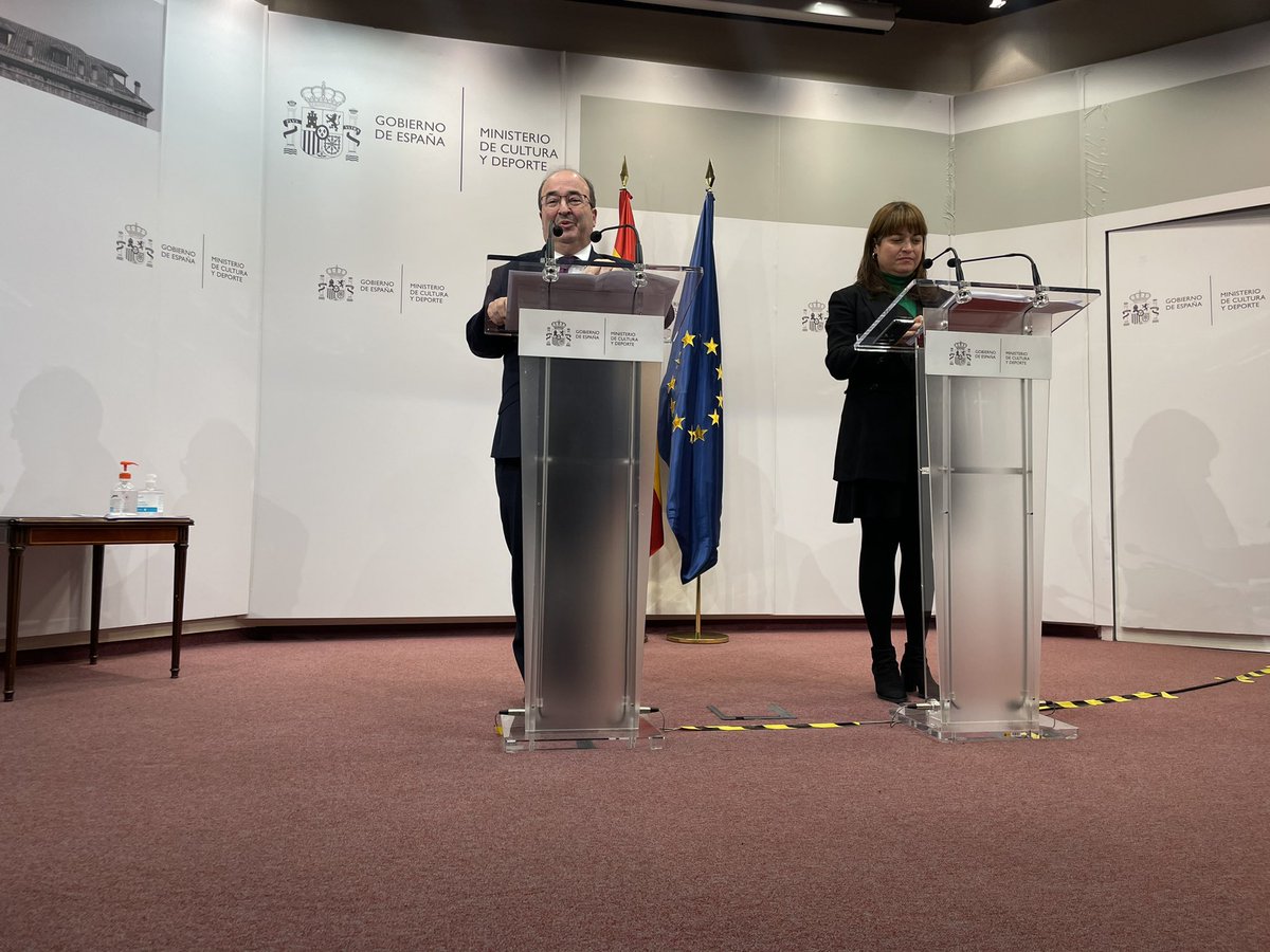 culturagob's tweet photo. El jurado ha concedido el Premio de Literatura en Lengua Castellana Miguel de Cervantes 2022 al poeta venezolano Rafael Cadenas. Así lo acaba de anunciar el ministro @miqueliceta junto a la directora general de @librolecturagob, María José Gálvez #PremioCervantes2022 https://t.co/mLMX7iu4T9