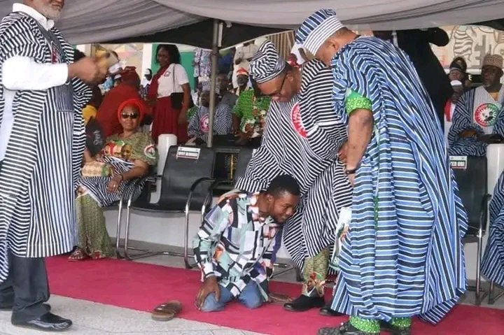 A physically challenged 'Obi-dient' presents a pair of shoes he made to the Labour Party presidential candidate, Peter Obi, at a campaign rally in Makurdi, Benue State, on Wednesday.

Congratulations David / Lagos-Ibadan / Alex Otti / INEC / #leaked #7UpBeYou #TheAdelekecurse