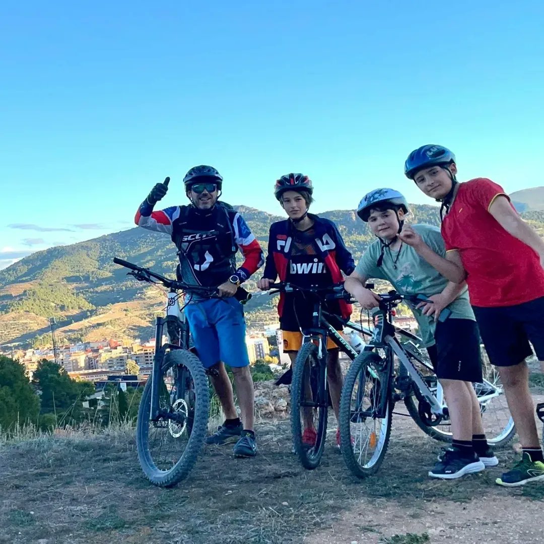 IES_Andreu's tweet photo. Continuem amb les eixides en bici. Som molt afortunats de viure envoltats de paratges preciosos i boscos magnífics (també de trobar algun ramat durant la nostra excursió en bicicleta).
#SegellVidaSaludable
#PEAFS #CEPAFE https://t.co/wKyVO11HKm