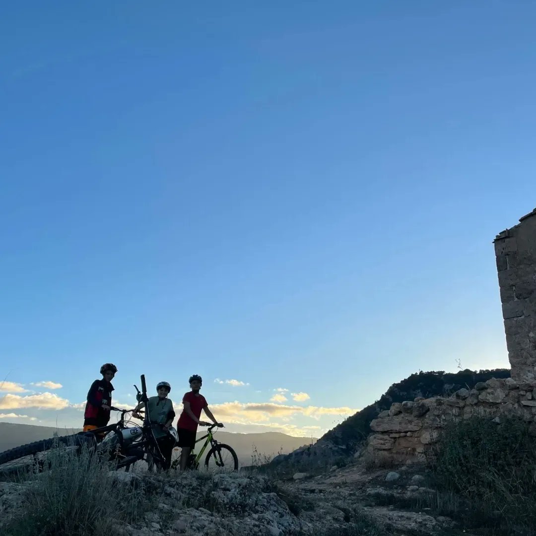 IES_Andreu's tweet photo. Continuem amb les eixides en bici. Som molt afortunats de viure envoltats de paratges preciosos i boscos magnífics (també de trobar algun ramat durant la nostra excursió en bicicleta).
#SegellVidaSaludable
#PEAFS #CEPAFE https://t.co/wKyVO11HKm