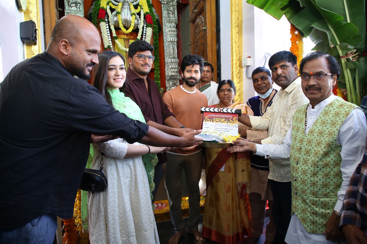 IamEluruSreenu's tweet photo. #SahasraEntertainments production no.1 launched in style.🎬
Suddala ashok teja garu and Bommarllu bhaskar garu graced the event
@mynameisViswant @Basireddy35#NarendraBuchiReddygari
@shilpamanjunat #RheaaSachdeva #RaamReddy
@sreedharsri4u https://t.co/xLjScizFwC
