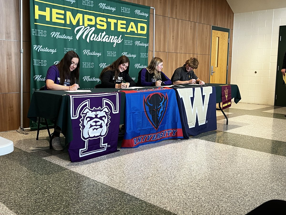 HempsteadVBall's tweet photo. Congrats @DanielleKurth13 on signing yesterday with @TrumanState! We are so proud of you! 🏐💜 https://t.co/pFBnNJudCn
