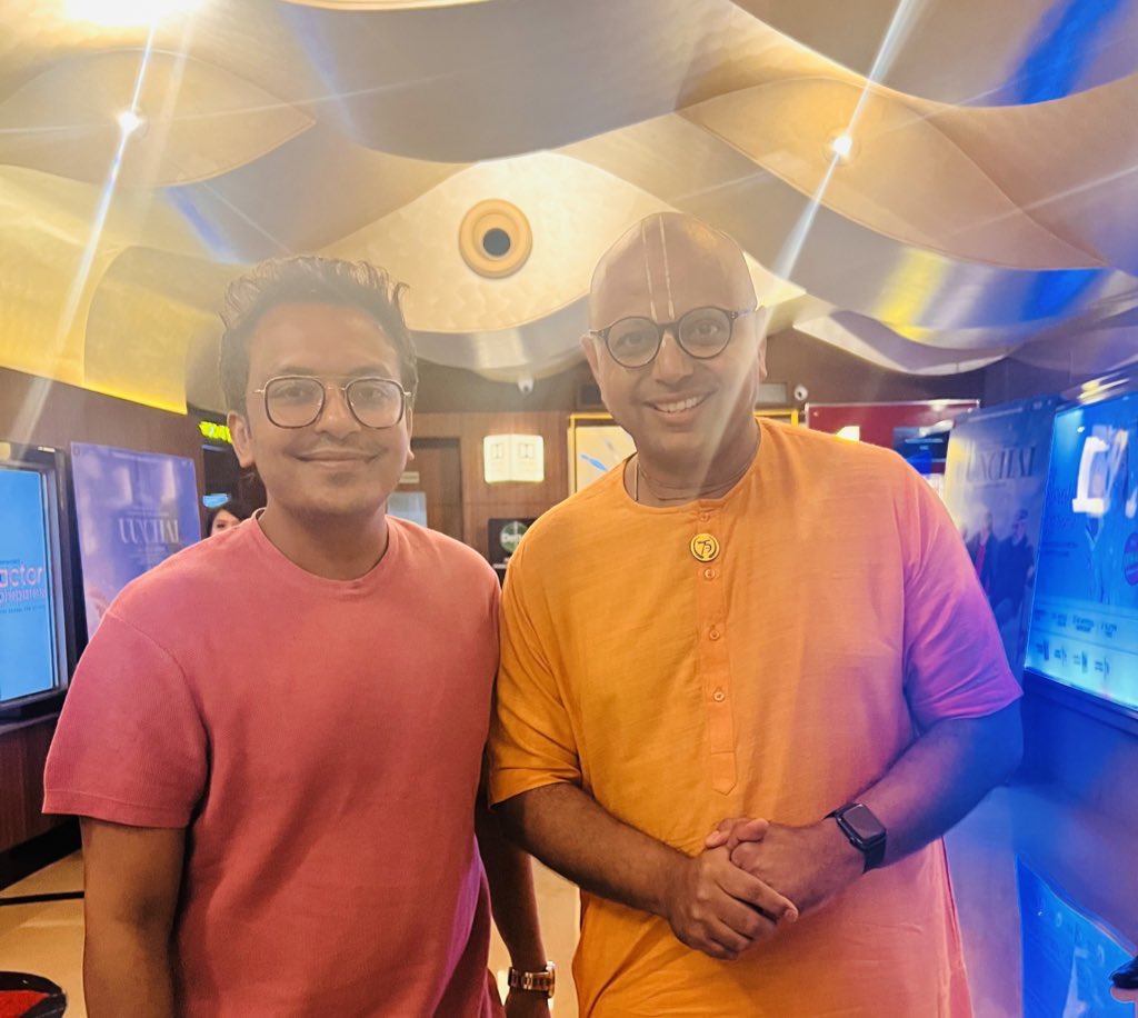 With Gaur Gopal Das Ji @gaurgopald Ji!! When blessings flow from all directions!! Thank you! Lots of gratitude. 

✨💛💫😇♥️

#gratitude #GaurGopalDas Ji  #ParaggMehta #paragmehtacasting #thankyou