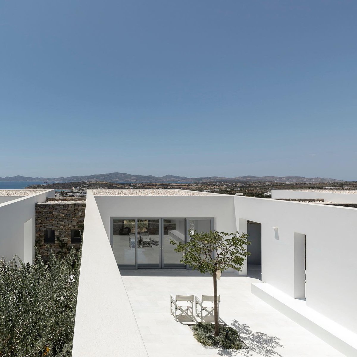 Arqenblanco's tweet photo. Casa de verano Louria - React Architects 
Imagen: Panagiotis Voumvakis
Paisajismo: Eva Papadimititriou
________________________________
#reactarchitects #paros #grecia #arquitecturagrecia #arquitecturaenblanco  #arquitectura #archdaily #design #whitearchitecture #architecture https://t.co/90ApBSfHJ5