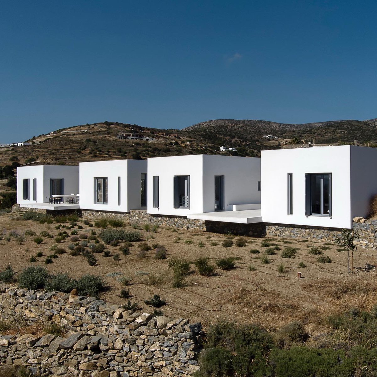 Arqenblanco's tweet photo. Casa de verano Louria - React Architects 
Imagen: Panagiotis Voumvakis
Paisajismo: Eva Papadimititriou
________________________________
#reactarchitects #paros #grecia #arquitecturagrecia #arquitecturaenblanco  #arquitectura #archdaily #design #whitearchitecture #architecture https://t.co/90ApBSfHJ5