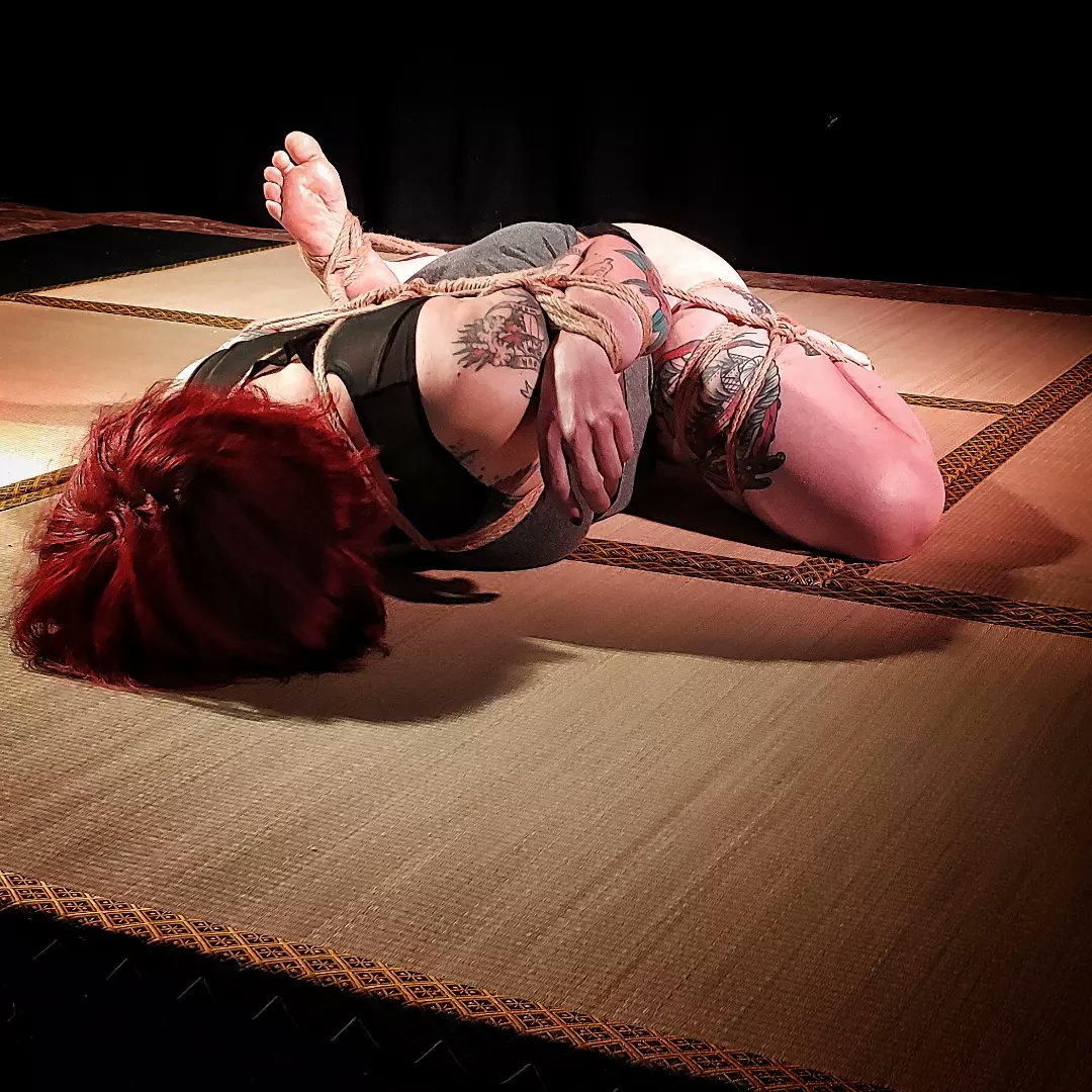 Oni_Ropes's tweet photo. Dense.
Modèle : @ doux.leurre_
Photo & Ropejob : @oni_ropes
#oniropes #ropebondage #ropelove #shibari #shibarirope #shibarimodel #ropebunny #ropeart #shibariphotography #shibaribondage #ropefun #shibaristudies #kinbaku #artbondage #bondagerope #alltiedup #futomomo #ropesessions https://t.co/xLkBca9uDl