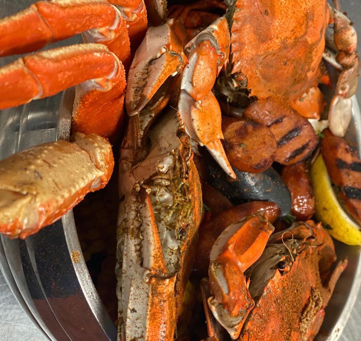CaptainMas's tweet photo. A hearty meal for any captain 😍 🤤
 
We deliver via @DoorDash &amp; @ubereats 🚙

#seafoodtime #seafoodplatter #seafoodboil #seafoodporn #shellfish #lobster #seafoodlovers #freshseafood #seafoodlover

#surfnoturf #tastethisnext #seafood #scallops #buzzfeast #yum #feedyoursoul https://t.co/0sWyGk6kCT