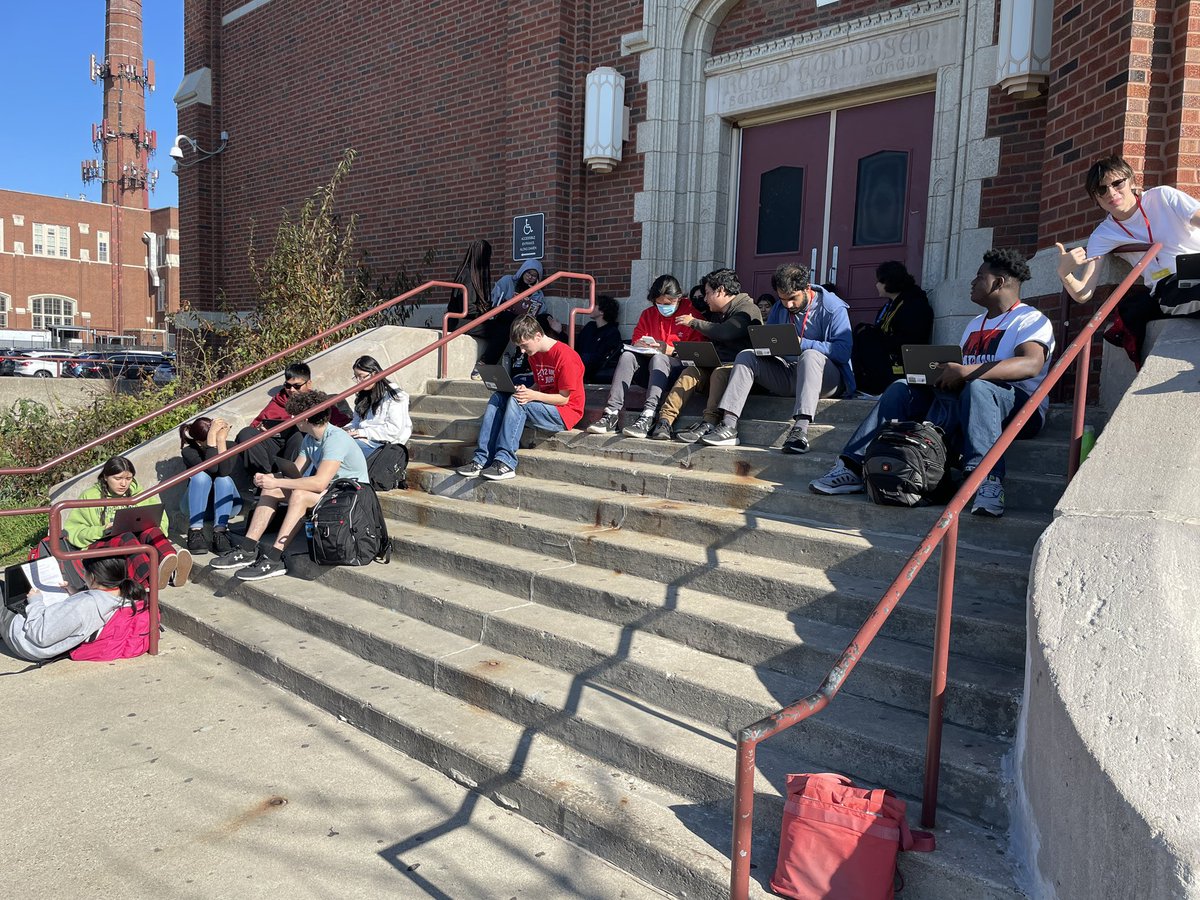 ThePrappasMath's tweet image. Taking advantage of the beautiful day to work on our IB math explorations. @Amundsen_HS #writinginmathematics #mathapplications