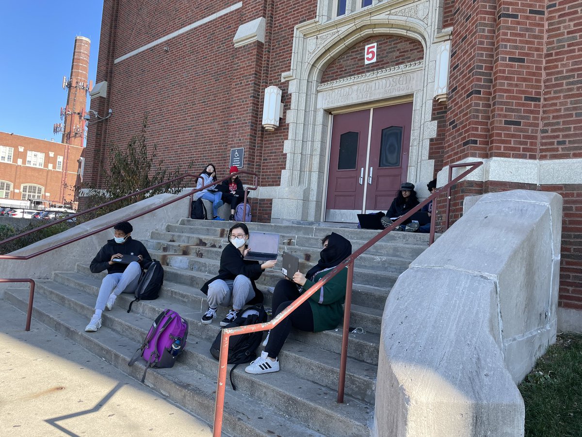 ThePrappasMath's tweet image. Taking advantage of the beautiful day to work on our IB math explorations. @Amundsen_HS #writinginmathematics #mathapplications