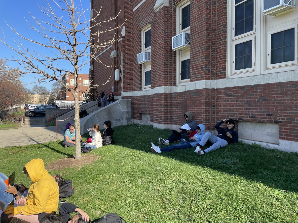 ThePrappasMath's tweet image. Taking advantage of the beautiful day to work on our IB math explorations. @Amundsen_HS #writinginmathematics #mathapplications