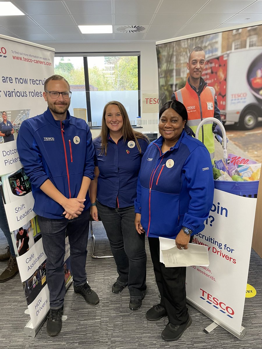 juniorkinguk's tweet photo. Delighted to host our Perm Sec Peter Schofield in Crawley Forest Gate today, attending our Christmas Jobsfair. Great engagement with employers and colleagues on site and seeing first hand how we are enabling our customers to move into work.41 job offers on the day @Prathiba01 https://t.co/lWwJQBzV50