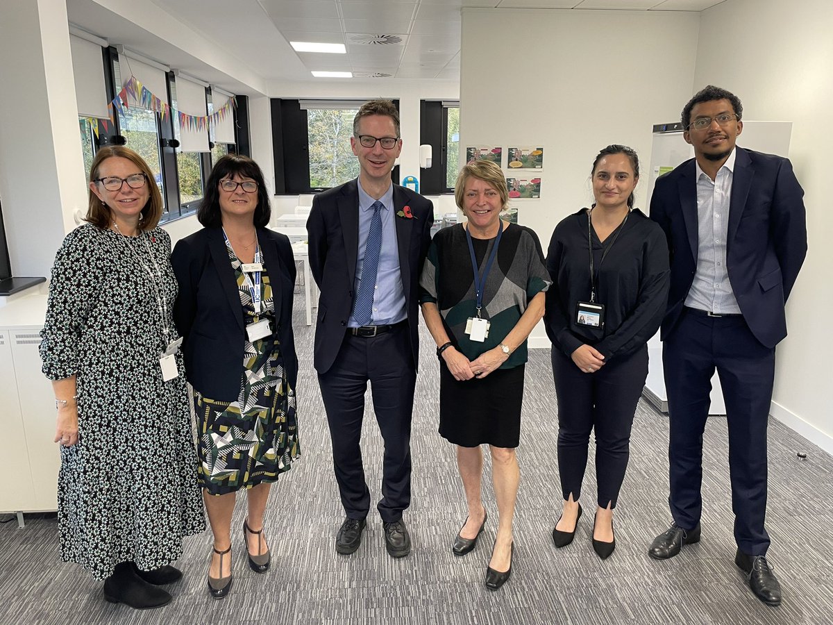 juniorkinguk's tweet photo. Delighted to host our Perm Sec Peter Schofield in Crawley Forest Gate today, attending our Christmas Jobsfair. Great engagement with employers and colleagues on site and seeing first hand how we are enabling our customers to move into work.41 job offers on the day @Prathiba01 https://t.co/lWwJQBzV50