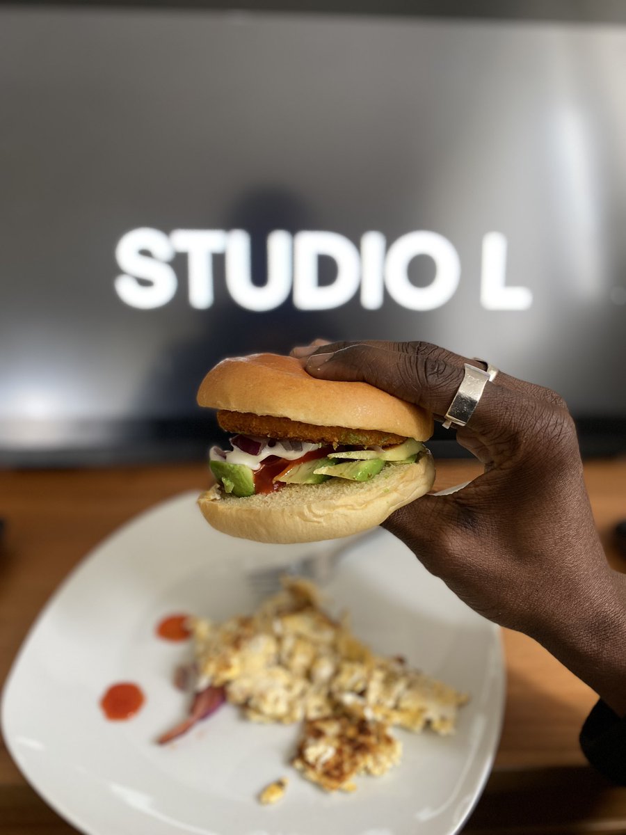 Lawyartist's tweet image. Feeling peckish in the studio. ✨

#StudioL