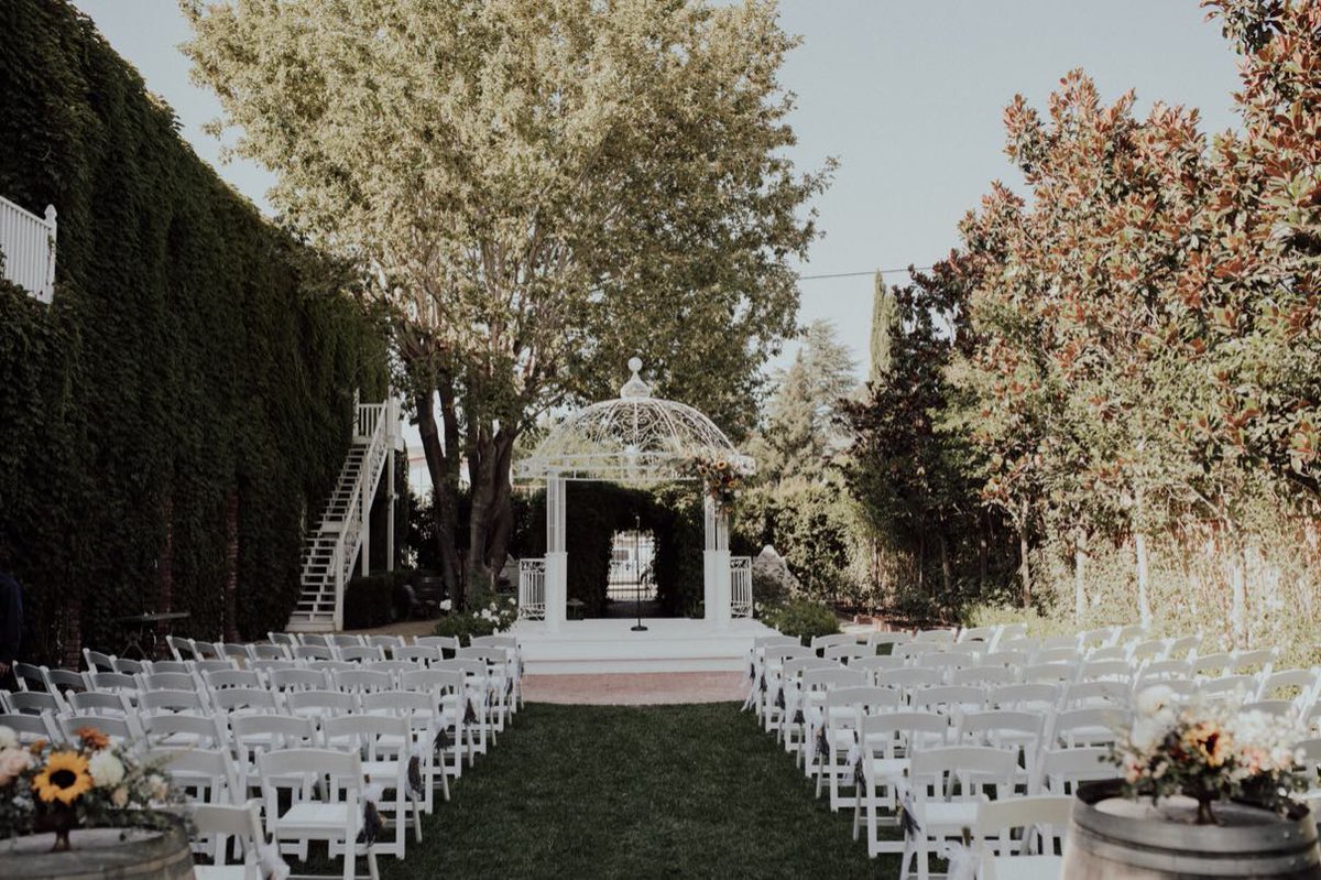 1880Union's tweet photo. Such an amazing romantic spot to say “I Do”
...
Venue // @1880union
Coordinator // @tdahlgrenevents @tdeventsjess
Photography // @katiebranch 
Videography // Wyatt Bliley
Florals // @greenandcrumbflorals
Bakery // @susiecakesbakery
Hair and Makeup // @lovestrikeartistry https://t.co/171p0OSLo4