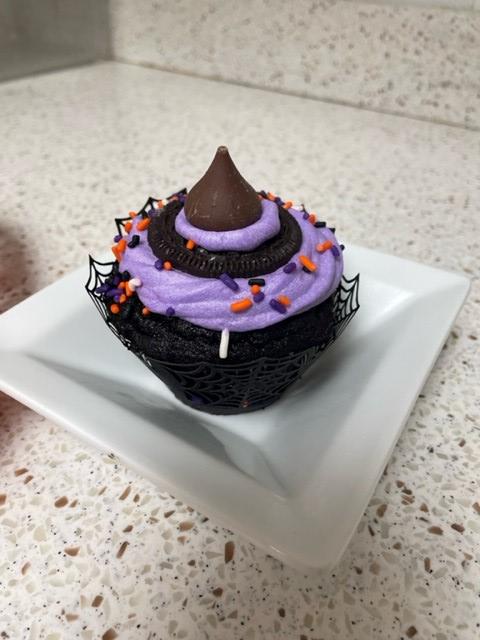TabithaHealth's tweet photo. We seem to brag about our Food & Nutrition team a lot, but they deserve it! Last week for Halloween, Seniors were treated to some SCARY GOOD meals! Thank you for all the effort you put into making Residents' meals nutritious, delicious AND auspicious! 🍔💙🥯 #TEAMemberThursday https://t.co/KnKohdt4gR