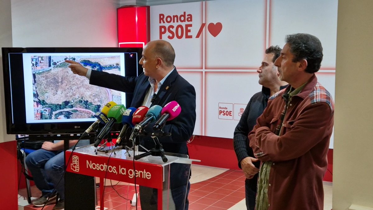 PSOERonda's tweet photo. 🔻Nuestro candidato, Paco Cañestro, ha presentado ante los medios el proyecto basado en el aparcamiento gratuito que se construiría en el Barrio de San Francisco, junto a la Plaza del Llanete.
#PacoAlcalde
#SÍAlFuturo_
#SÍAlRespeto_ https://t.co/cPQIFLnQjb
