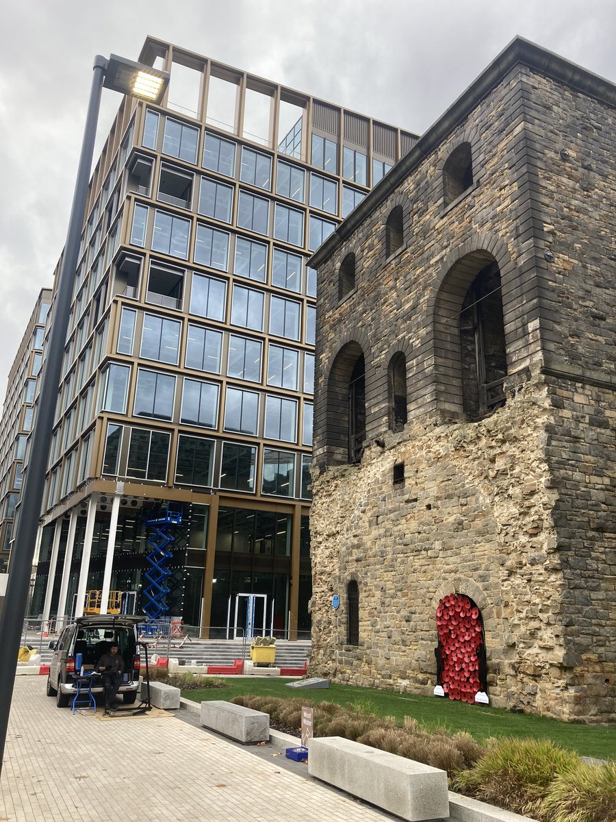 Magic day in Leeds today. Networking at the <a href="/santanderuk/">Santander UK</a> Work cafe, super social media lunch session with Amy Russell

Then over to Wellington Place for a site visit to make sure they haven’t made the logo bigger! 🤣

#LearningAboutHashtags #SocialMediaExpertNow