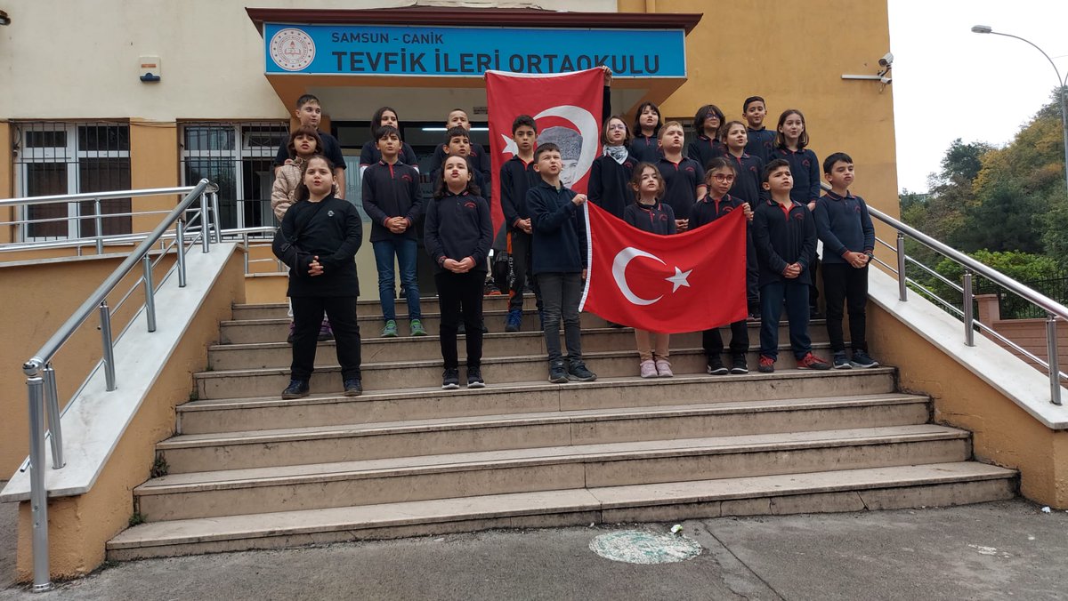 Önder Gazi Mustafa Kemal Atatürk'ün  ayrılışının 84'üncü yıl dönümünde velilerimiz, öğrencilerimiz ve öğretmenlerimizin katılımıyla andık. Emeği geçen öğretmen ve öğrencilerimize teşekkür ederiz.