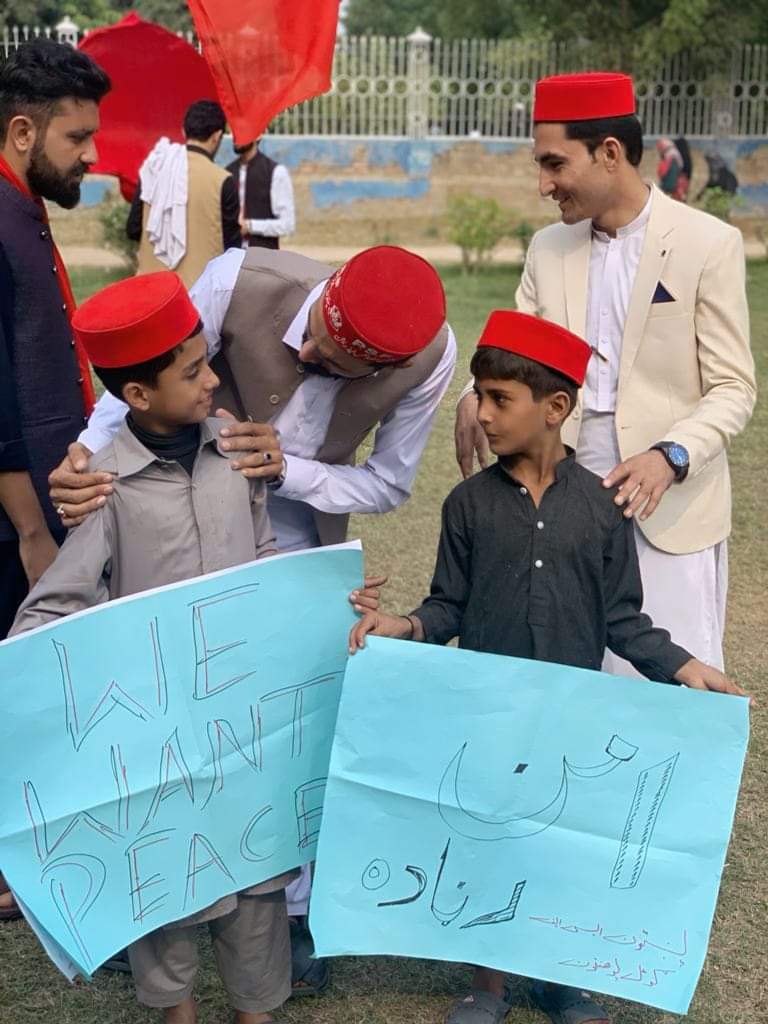 sherukhattak's tweet photo. جنګ د شېطانانو د روحونو نه پيدا دے
امن د نبيانو د مخونو نه پيدا دے !! 
امن دوست انسانانو دوست خدای بخښلي باچا خان بابا 💞
#غواړو_غواړو_امن_غواړو 🕊️
#موز_په_خپله_خاوره_امن_غواړو
#Bachakhanipakarda 
#philosophyofnonviolence
#PSFAmnMarch #Psf_GU 🚩 https://t.co/ketQGlkzYX