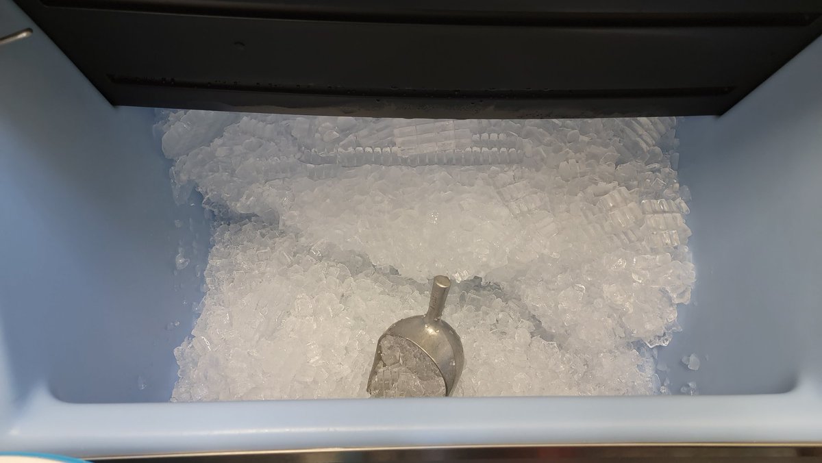 rogerses2's tweet photo. Where's the other ice scoop?
A few minutes later...
Oh just frozen in the bottom of the bin!!!
Put the scoop on top, knock ice down from the back & close the door #NotThatDifficult #ATproblems #ATtwitter https://t.co/4TMCyMnVNc