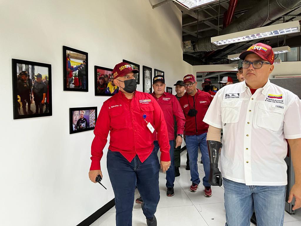jdavidcabello's tweet photo. Hoy #10Nov cumpliendo las instrucciones del Pdte. @NicolasMaduro visité el @SENIAT_CENTRAL para verificar el correcto cumplimiento de sus procesos tributarios, pasar revista y saludar a toda nuestra fuerza laboral.
#LeerDescoloniza https://t.co/FBmBV9OPB0