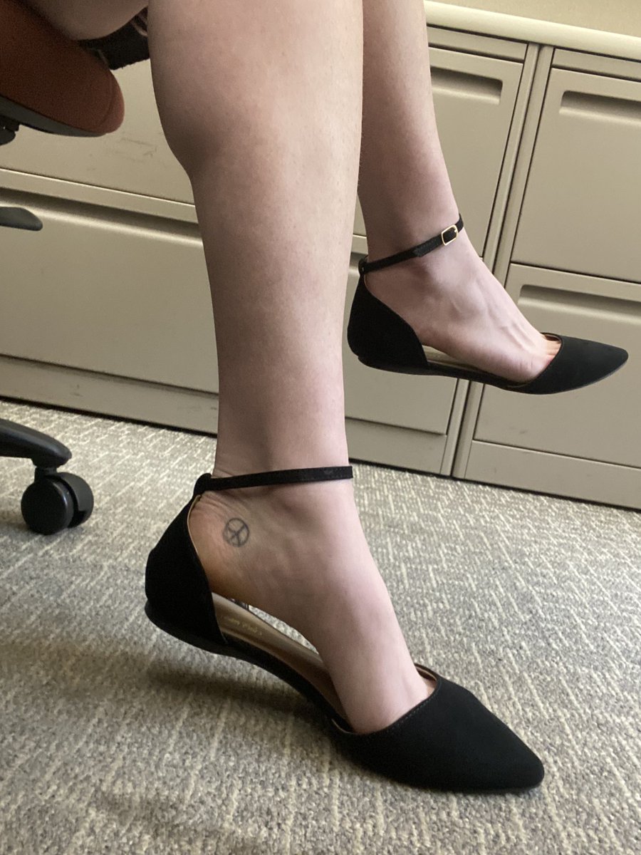 ValsSweetFeet's tweet photo. These shoes are starting to give me a blister 🥺 who wants to come kiss and make it better?

(More office pics are available for FREE on my OF: https://t.co/ckwhZMsAF0)

Feet • Toes • Public • Foot Fetish • Cleavage • Arch • Tattoos • Latina • Pale https://t.co/2uofy3Gs9m