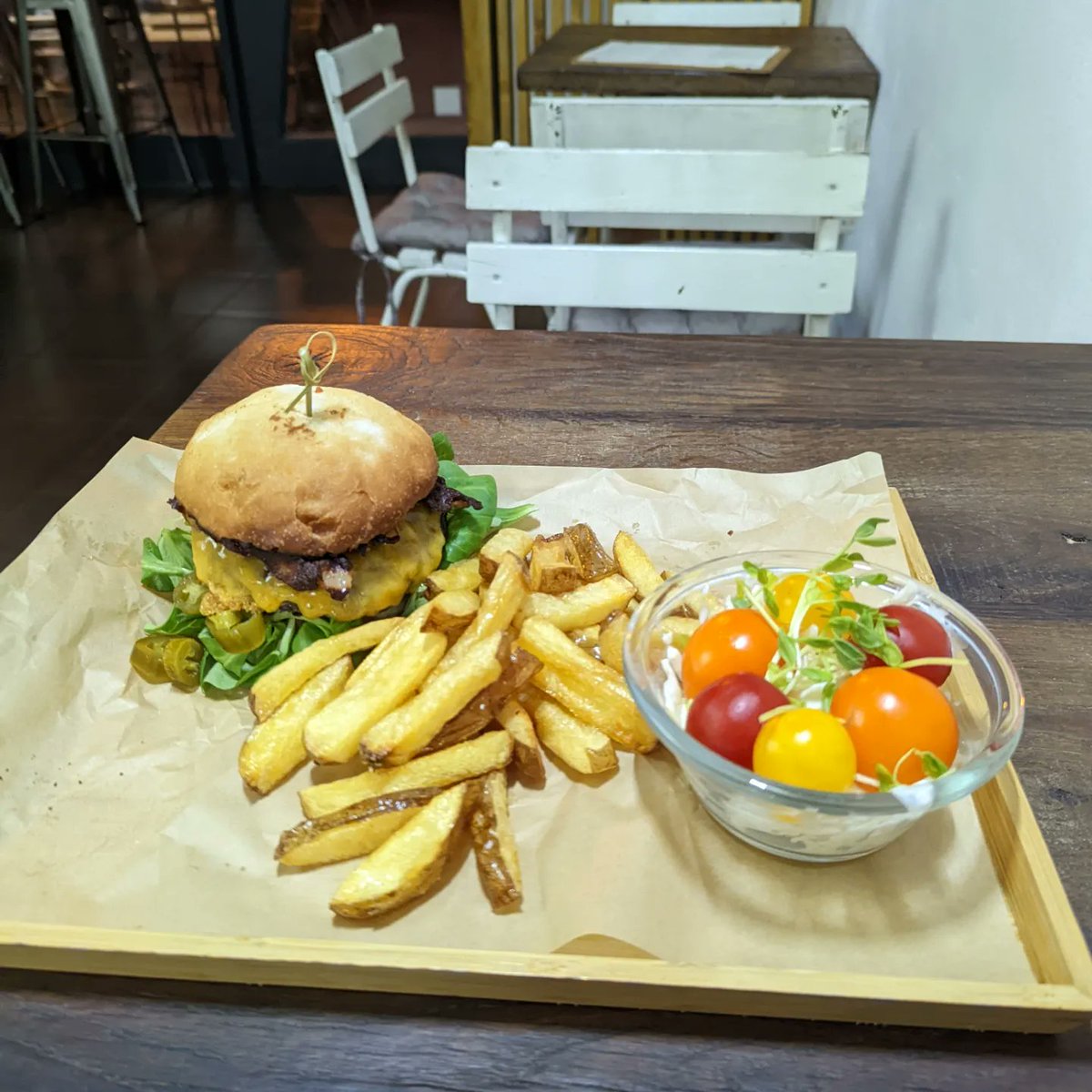 OfPecs's tweet photo. #studenttakeover We're continuing with a look at budgeting in Pécs! What are the average prices for dining out in Hungary? Check out FB/Insta for a longer list:

Gulash (Pécs): 1590 forint ($4.03)
Big Mac: 1250 forint ($3.17)
Cappuccino: 490 forint ($1.22)

🍔Sophie https://t.co/7hN8u2vqwP